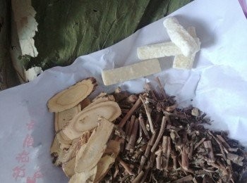 step1: 將所有材料沖洗乾淨, 荷葉撕成小塊, 備用。