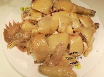 step16: 雞可上碟後，蔥油用豉油碟盛起，雞醮上蔥油進食。