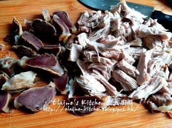 step8: <a href="https://bit.ly/3ANJVUp" target="_blank" data-keyword="豬展" class="guide-link"><strong>豬展</strong></a> <span style="display:inline-block;vertical-align:middle;margin-top:-3px;color:initial;border-radius:3px;padding:2px 3px;font-size:12px;line-height:14px;background:#87d300;color:#fff;">即買</span> 撕成細件或絲 , 鴨腎切片