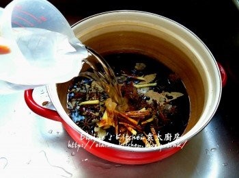 step1: 香葉 , 滷水料放入煲內 , 加入薑絲 , 冰糖 , 鹽 , 調味料及2000ml水拌勻