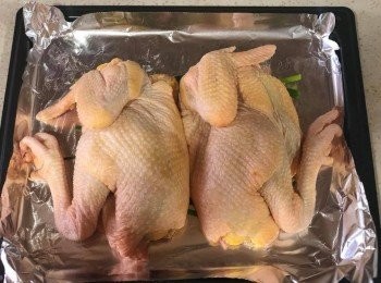 step5: 薑片及蔥段舖錫紙上，放上雞，再舖上一塊錫紙