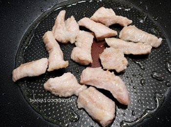 step3: 放入豬頸肉，煎至兩面稍微變色後取出備用。