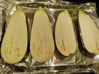 step3: 茄子用廚紙索乾水份，茄子放在巳鋪錫紙的焗盆內，入爐焗30分鐘。