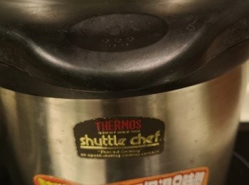 step3: 蓋蓋後將內膽放入真空煲焗5分鐘。