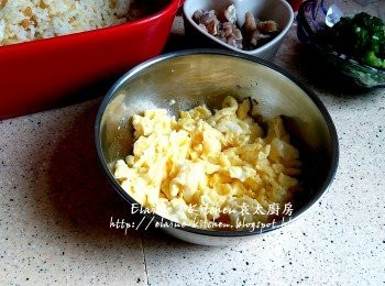 step10: 餘下一半份量蛋液放入鑊中炒成蛋粒 , 盛起