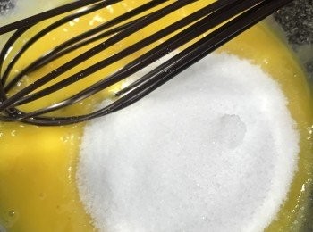 step1: 蛋黃加入砂糖拂匀