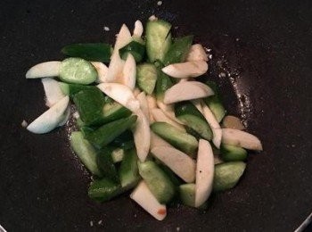 step6: 放入小黃瓜炒兩下；