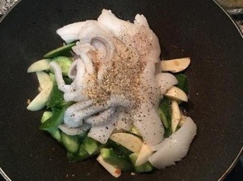 step7: 放入花枝和除了酒之外的<span class="group_2">調味料</span>，炒勻；