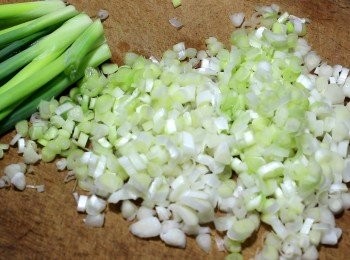 step1: 青蔥並不太適合製醬, 水份多, 易敗壞。
所以, 操作上, 略為風乾的步驟不要略過, 約4小時。
也可睡前先切好, 放在通風處, 隔天再烹調。

宜蘭蔥, 切去蔥頭, 清洗乾淨, 期間摘去老葉。
以乾布擦拭, 除去水份。
蔥白蔥綠交接處先對齊, 切蔥時, 切到交接的地方就停下。
只需要用到四兩的蔥白 150g。
剛好就是半斤蔥的蔥白。