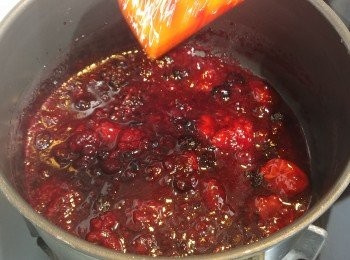 step8: 慢火煮至雜莓溶爛, 雜莓汁要少少杰, 但仲可以流動。否則會變果醬。