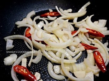step4: 加入洋蔥炒至些微透明。