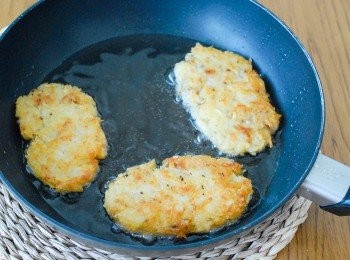 step5: 下油在鑊內，以半煎炸的方式煎熟薯餅至金黃色即成！
*用焗爐也可：200度C，焗約40-45分鐘