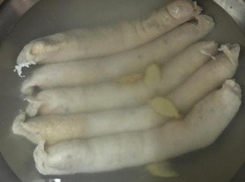 step14: 全部灌完後，在鍋內加滿水，水需淹沒糯米腸；放入薑片並倒入米酒，蓋鍋蓋用中火將水煮滾後，轉小火滾煮一小時；