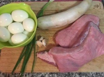 step1: 水煮蛋事先煮好後去殼備用；三層肉選擇較不肥的部位，清洗後擦乾；蔥和蒜頭洗淨。