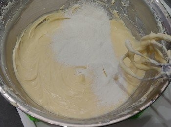 step5: 篩入麵粉後撈勻