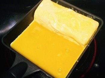 step4: 重覆直至所有蛋汁用完，雞蛋煮熟後，熄火。