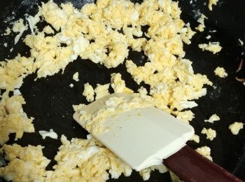 step2: 蛋炒碎,炒出香味剩起備用。