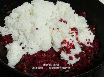step3: 爆香薑碎，葱花及紅菜頭，加入飯一起炒均,加入調味料，蛋及櫻花蝦和葱花炒均上碟享用