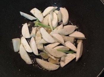step5: 入皎白片和少許鹽拌炒，接著放少許的水炒到皎白筍變微軟；
