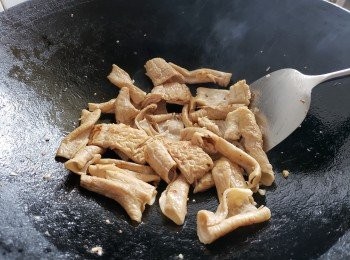 step15: 爆香蒜頭，乾蔥，薑片爆炒豬大腸