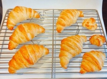 step15: 將牛角包麵團放入已預熱180度焗爐，焗17分鐘，取出放上涼架上放涼一會就可以享用。