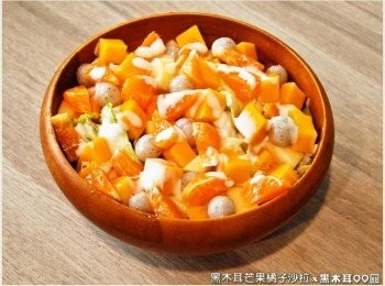 step4: 最後淋上優格，灑入些許羅勒葉後，即可立即動口享用美味料理。