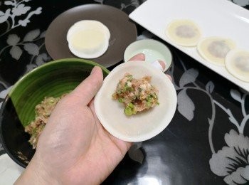step5: 急凍餃子皮退冰， 將適量餡料放在一餃子片皮的中央