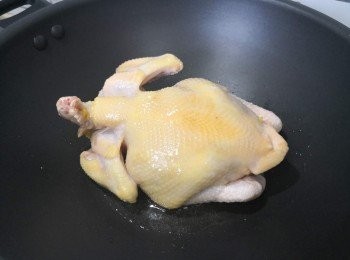 step3: 先燒熱小許油， 將雞的外皮均勻地略煎至微黃 （小心不要燒焦）