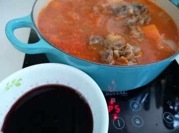 step2: 將部份湯和湯渣撈到一個另一個鑄鐵煲內，湯水需蓋過牛尾, 除紅酒稍後落其餘紅酒汁調味料先落，攪拌一下醬汁後將紅酒加入，這刻可試下味道。
