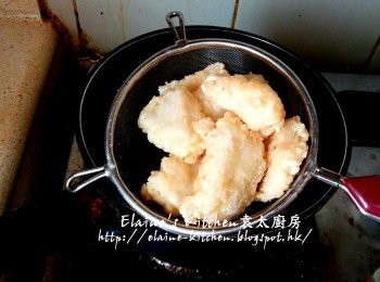 step13: 將魚塊放回鑊中用中火炸至金黃色放入大碗或碟內 , 淋上粟米汁即可