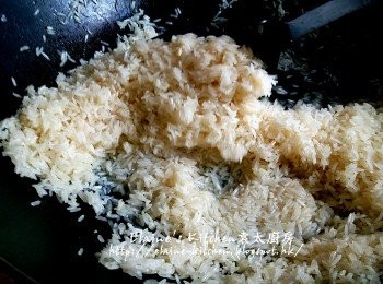 step9: 加少許鹽及1杯份量上湯拌勻炒至上湯收乾