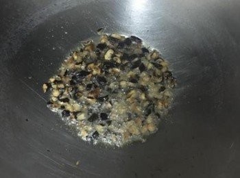 step2: 炒鍋放入2大匙油，放入香菇炒香；