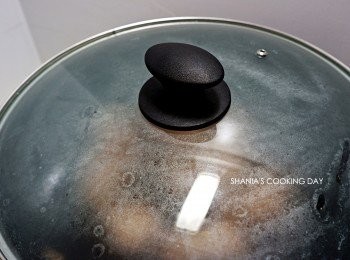 step7: 轉小火悶煮約15分鐘。
(期間記得不時來翻動排骨，確保有均勻上色，也避免湯汁是否有過度燒乾)