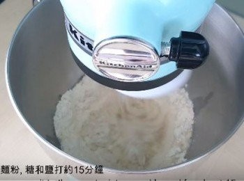 step2: 酵母水加入麵粉, 糖和鹽打約15分鐘