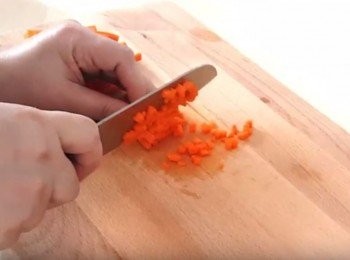 step1: 紅蘿蔔切成小粒