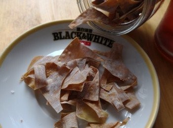 step1: 將雲吞皮平鋪在放了牛油紙上灑上調味粉以180度火焗15-20分鐘至卷起金黃變香脆