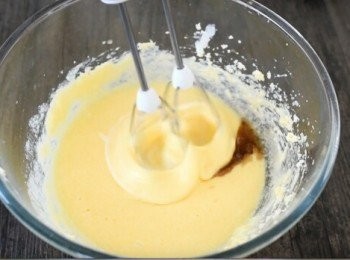 step2: 用電動打蛋器打發牛油和糖，然後下雞蛋、牛奶和雲呢拿香油