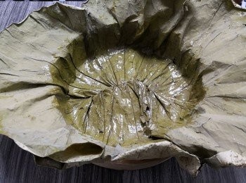 step6: 鋪在蒸籠上; 在荷葉上掃油