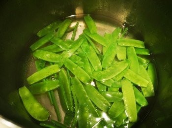 step2: 先用真空內膽煲一煲水，水高度需過蜜豆，首先下鹽和糖，當水滾後熄火，再將蜜豆放入煲內。