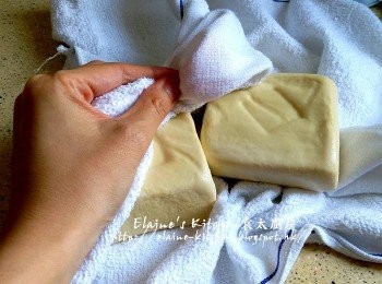 step5: 普寧豆腐用水沖一沖洗抹乾水份