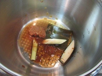 step2: 取快過,倒入酒與味霖出香氣,再放入步驟1,檸檬香茅(可加煮完昆布柴魚高湯的昆布)及昆布柴魚高湯,加壓1分鐘待洩壓.開鍋蓋撈起檸檬香茅與昆布片.