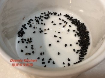 step6: 羅勒種籽為黑色小顆粒，看起來像黑芝麻、蟑螂屎！可以拿來做成飲料，泡在水裏、周圍會包著一層灰白色膠質，看似山粉圓，加點糖、冰塊即成冰涼飲品！！