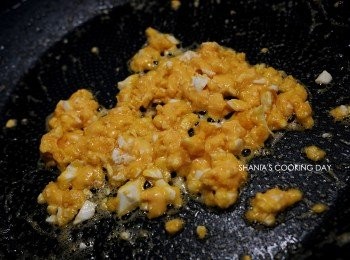 step4: 原鍋放入蛋黃，炒到開始起泡泡。