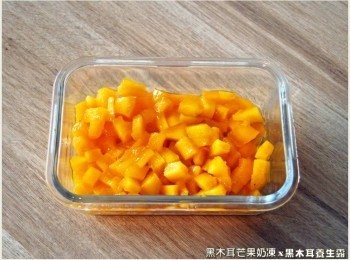 step2: 芒果去皮，切成丁狀後，先放入玻璃製的保鮮盒中備用。