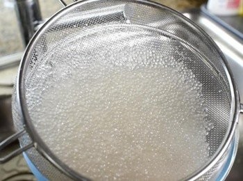 step1: 先煮沸一鍋水，然後加入西米，用中火煮10分鐘 (西米會有些白色點點）然後離火，蓋上鍋蓋15分鐘，西米便會變透明. 用水沖一沖，瀝乾水份備用.