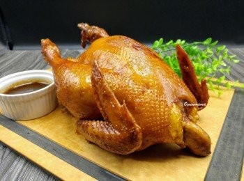 step12: 最後將雞撈起; 待15分鐘讓雞稍涼後斬件上碟， 以<span class="group_2">滷水汁</span>佐食

*********Tips:  雞要稍涼後才可斬件，否則肉會散開及皮肉分離，影響賣相。