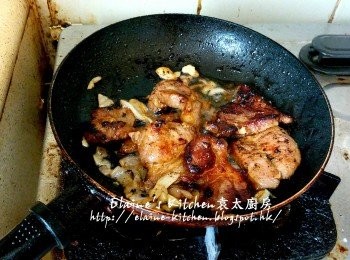 step16: 加入己切碎的蒜頭及乾蔥頭 , 加少許魚露調味拌勻 , 盛起放上碟灑上蔥粒及辣椒粒即可