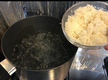 step3: 水開始滾落米。