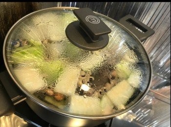 step4: 水滾轉小火，蓋蓋煲約2小時。