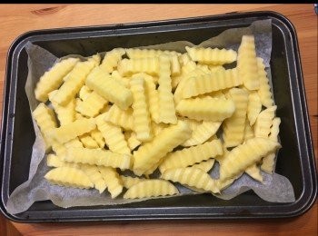 step4: 薯條放上已有牛油紙的烤盤內，加上油、鹽撈勻，再用錫紙蓋上 ，。
放入已預熱220度焗爐内烤，焗到薯條乾身大約要1小時（焗其間每8分鐘就用夾將底部薯條夾返上頂上烤、如此類推焗到乾身內熟便可）